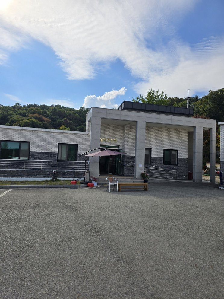 청주 성지요양원 주차장과 현관 입구