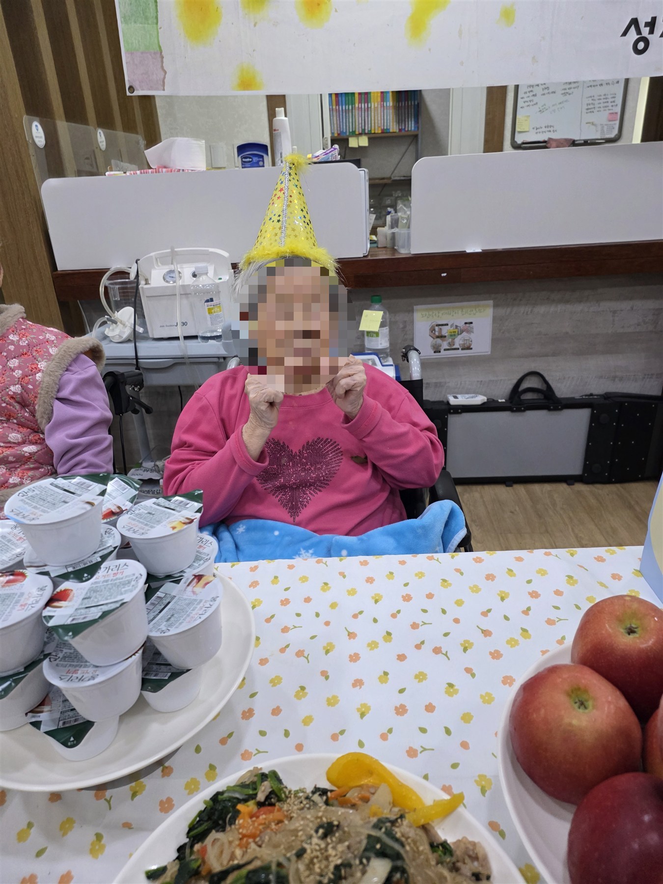 생신 모자를 쓴 어르신과 정성껏 준비한 생신상