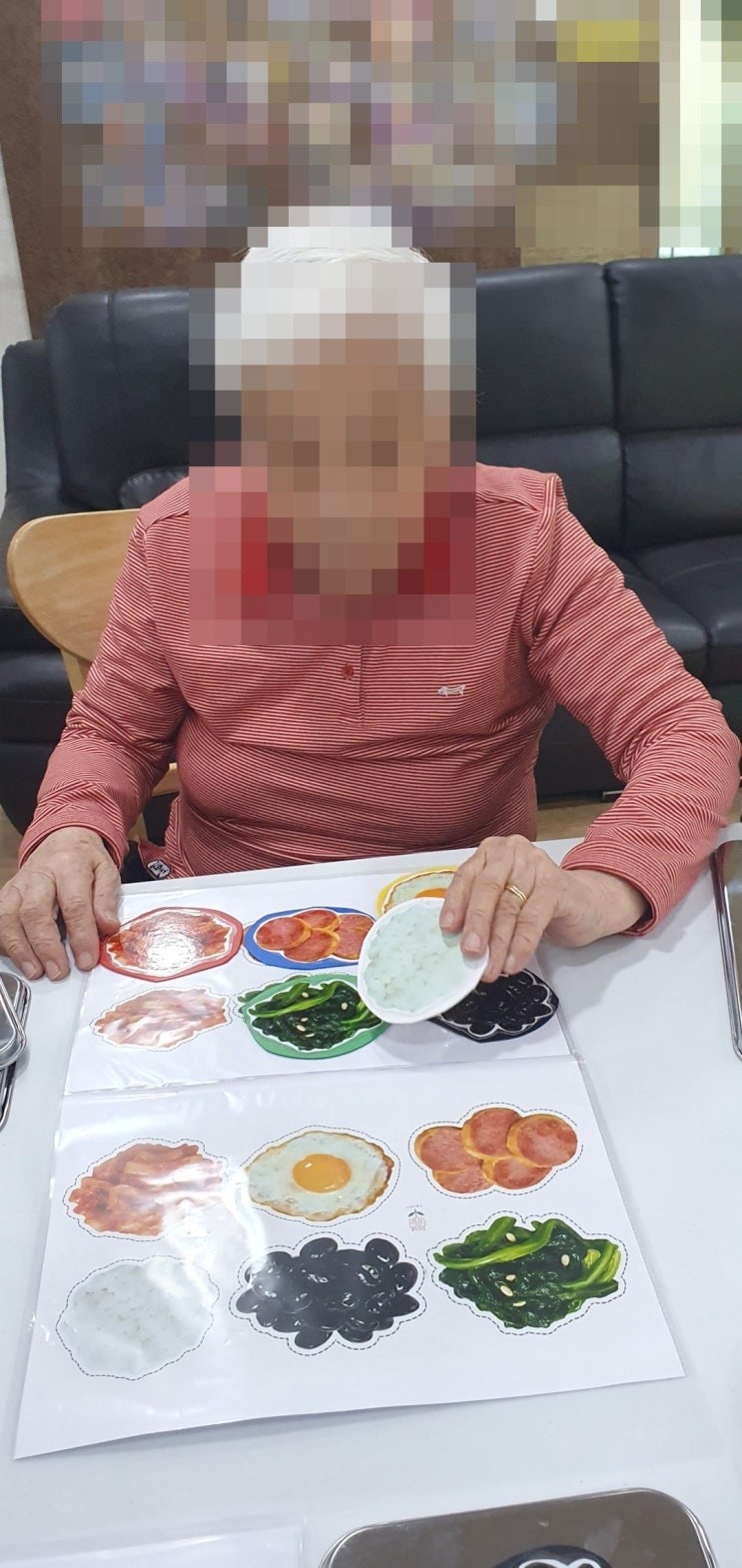 워크지 그림에 맞춰 반찬 모형을 올리시는 어르신