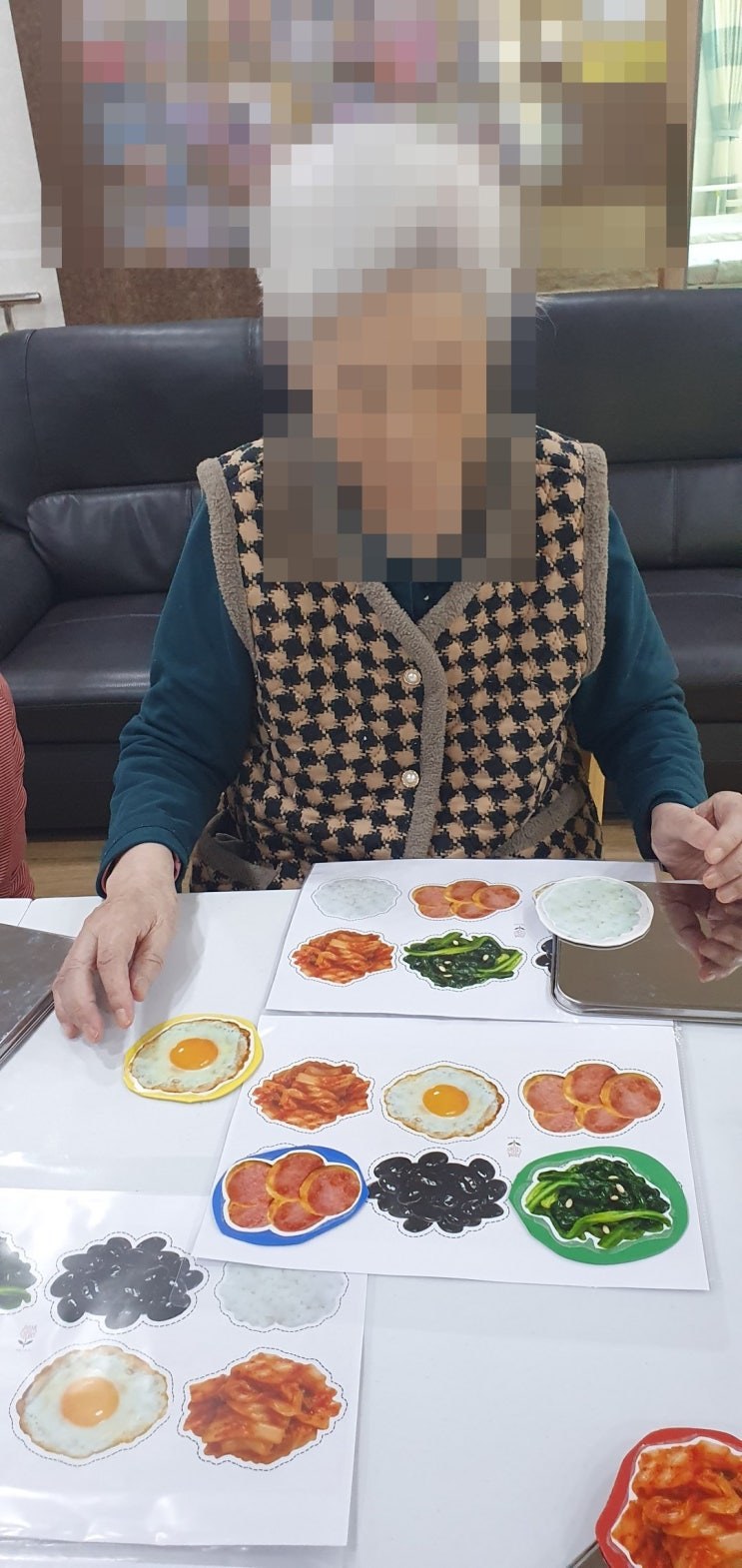 워크지 위 반찬 자리를 찾아보시는 어르신