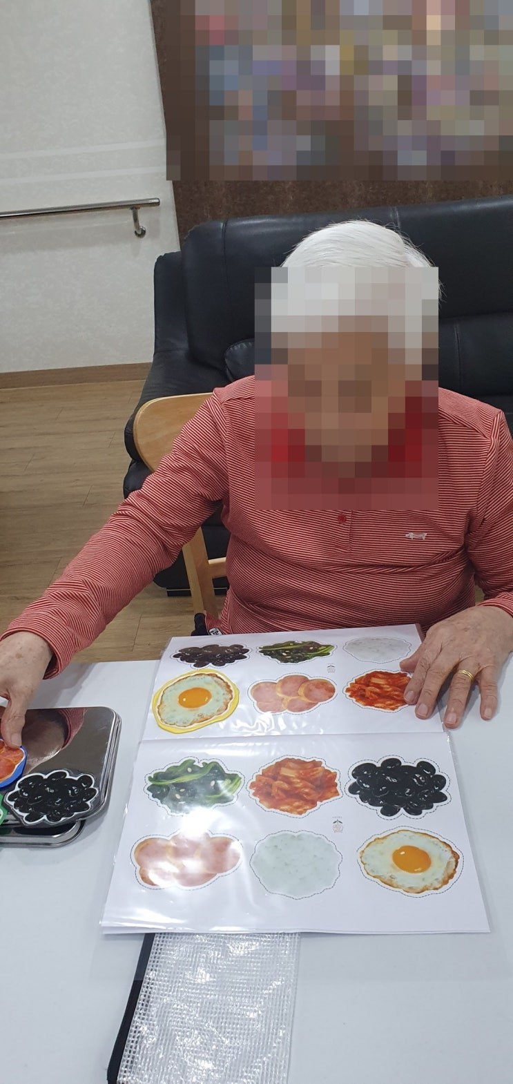 워크지 빈칸에 반찬 모형을 채우시는 어르신