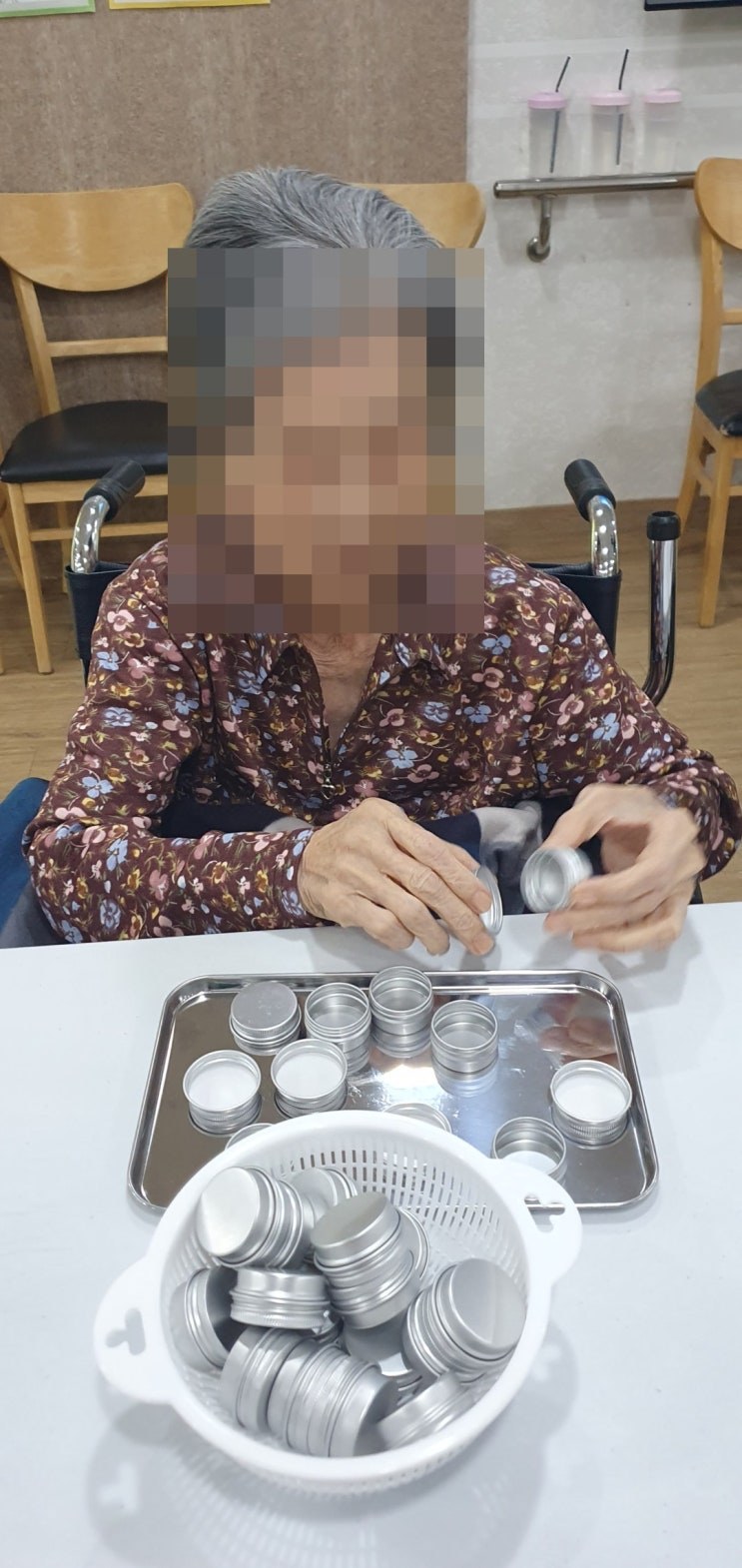 틴케이스 뚜껑을 돌려 여시는 어르신