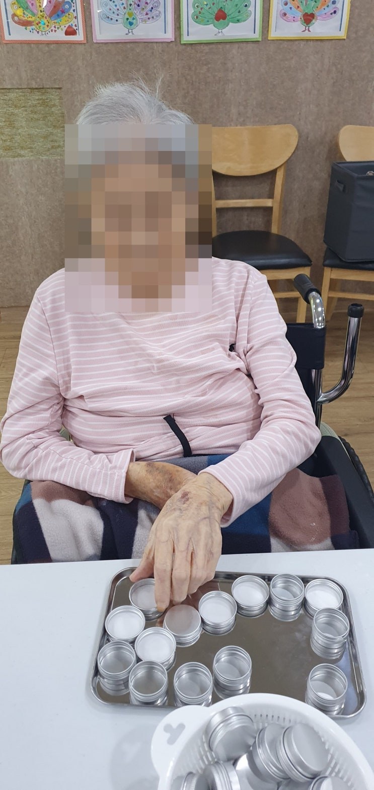 분리한 틴케이스를 쟁반 위에 가지런히 놓으시는 어르신