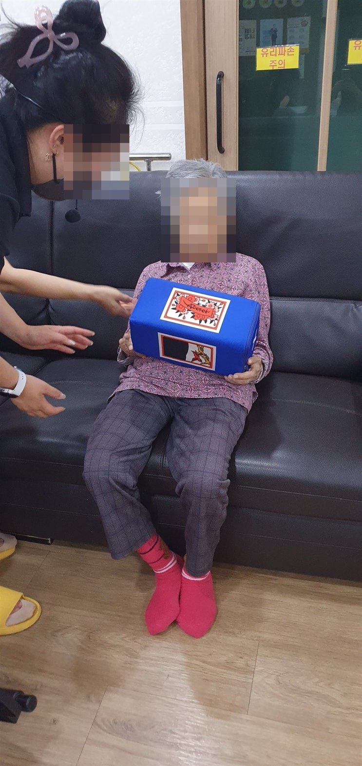 화투 그림 주사위를 무릎 위에 안고 계신 어르신