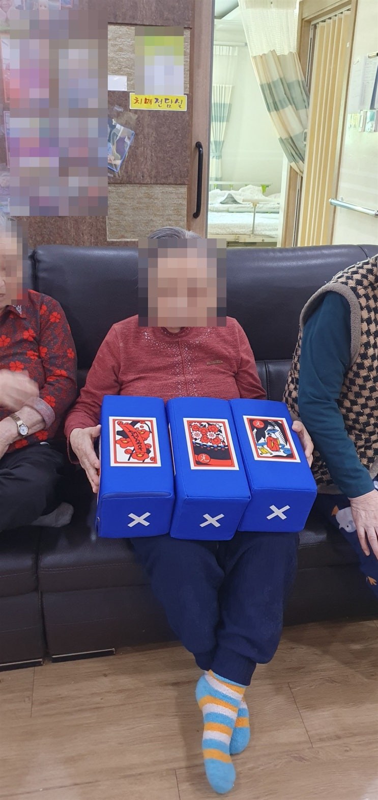 주사위 세 개를 나란히 들어 보이시는 어르신
