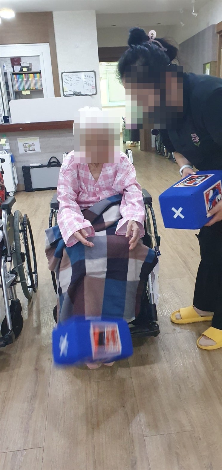 휠체어에 앉아 화투 주사위를 굴리시는 어르신