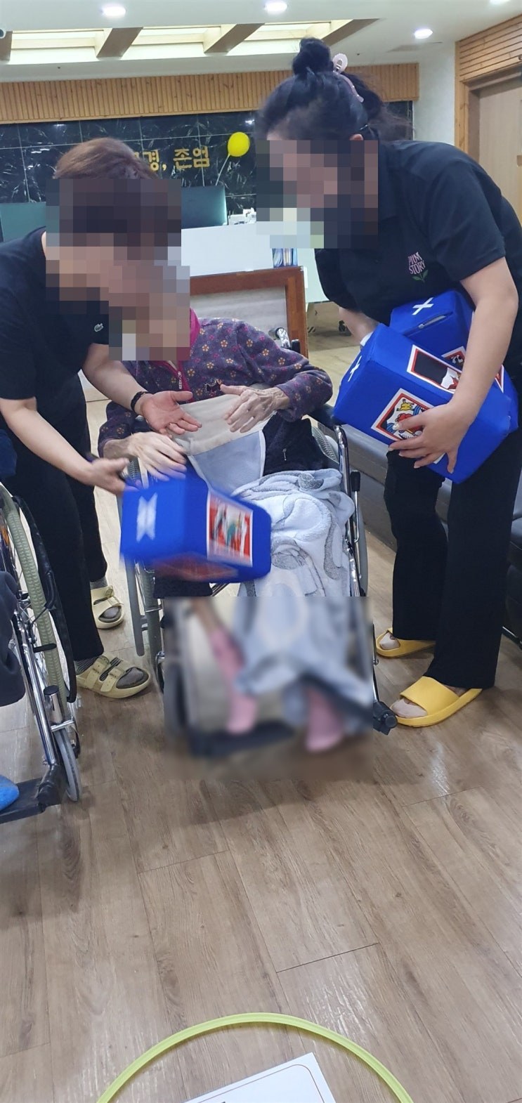 선생님들과 함께 주사위를 굴리시는 어르신