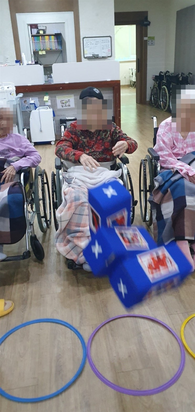 훌라후프 쪽으로 주사위를 굴리시는 어르신