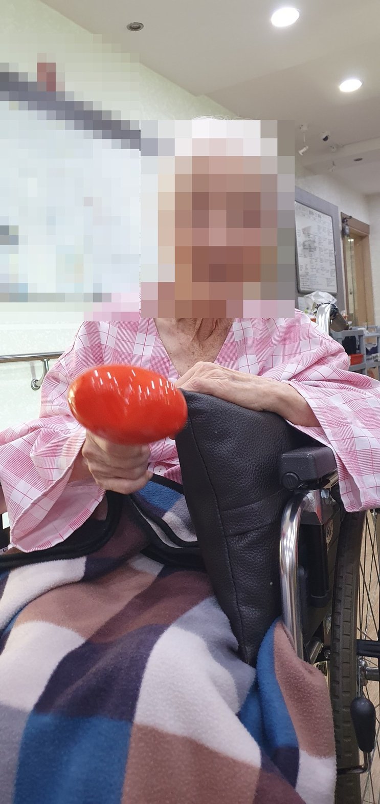 하트 마라카스를 들고 연주에 참여하시는 어르신