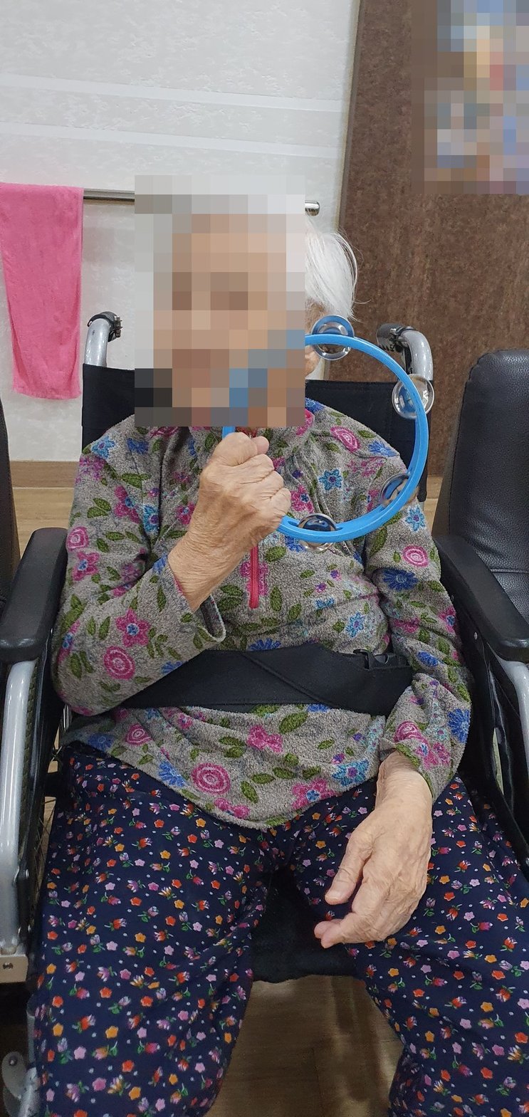파랑 탬버린을 손에 쥐고 연주하시는 어르신