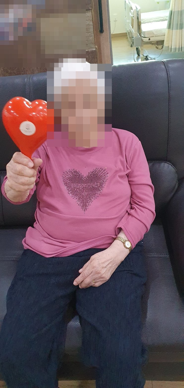 하트 마라카스를 들어 보이시는 어르신