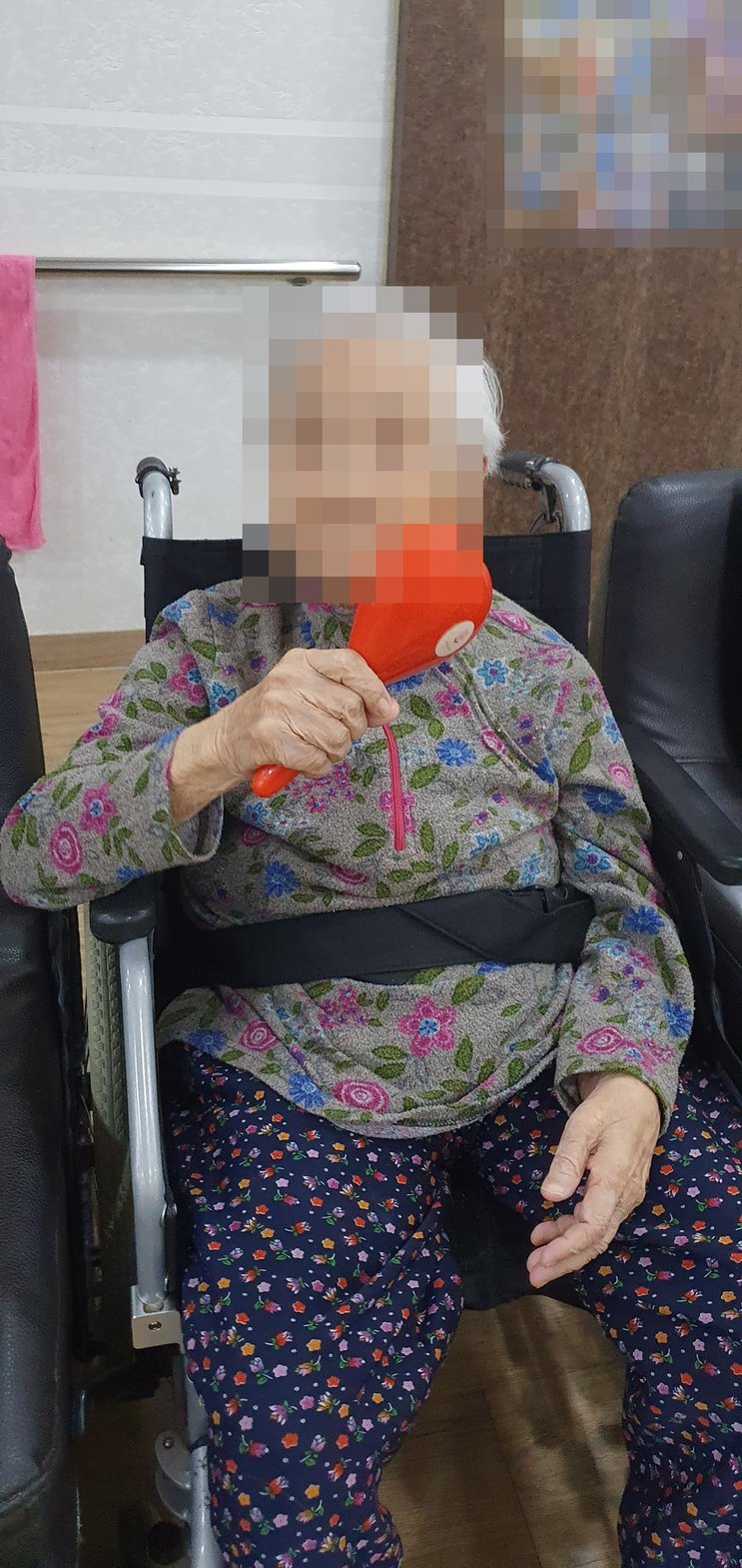 하트 마라카스로 연주에 참여하시는 어르신