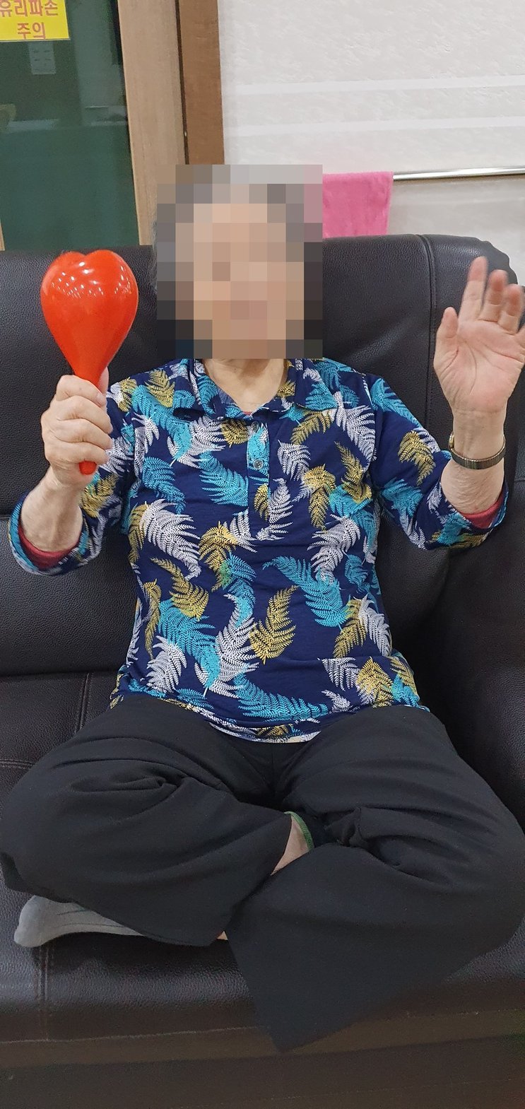 한 손에 마라카스를 들고 손을 흔드시는 어르신