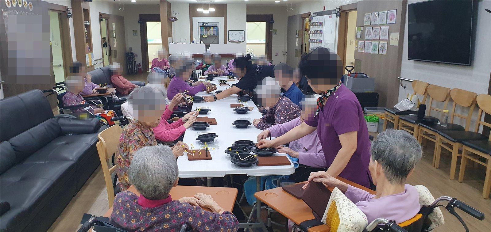 청주 성지요양원 어르신들이 개인판에 콩나물 모형을 꽂고 있는 프로그램 현장, 얼굴은 개인정보 보호를 위해 모자이크 처리