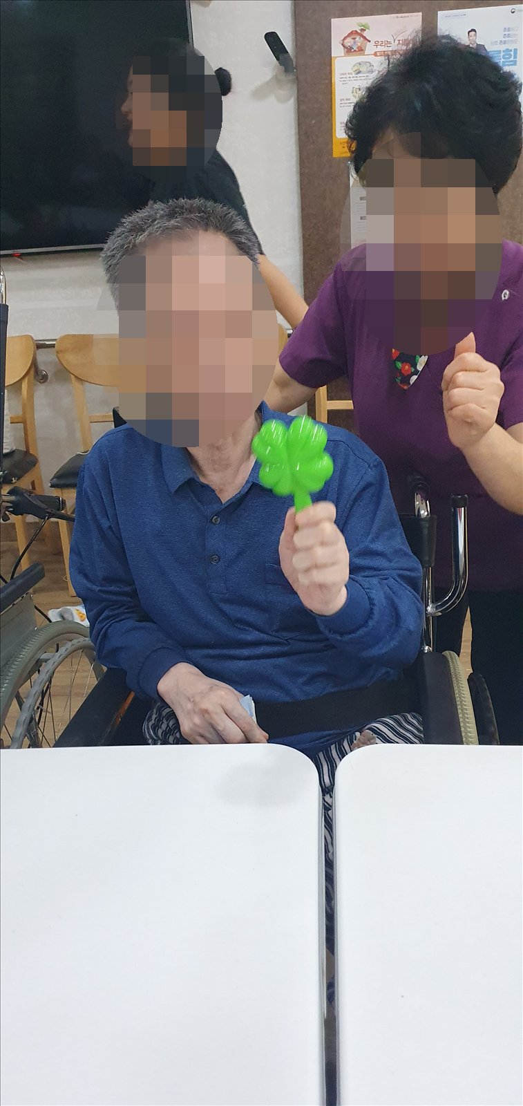 선생님 응원을 받으며 마라카스를 흔드시는 어르신