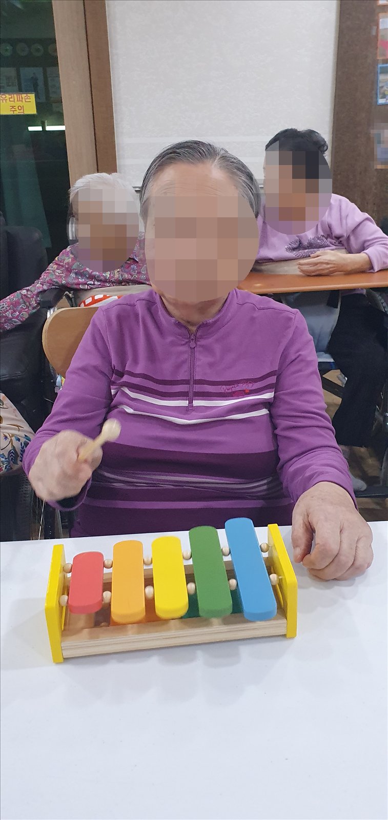 나무 채로 기차 실로폰을 두드리시는 어르신