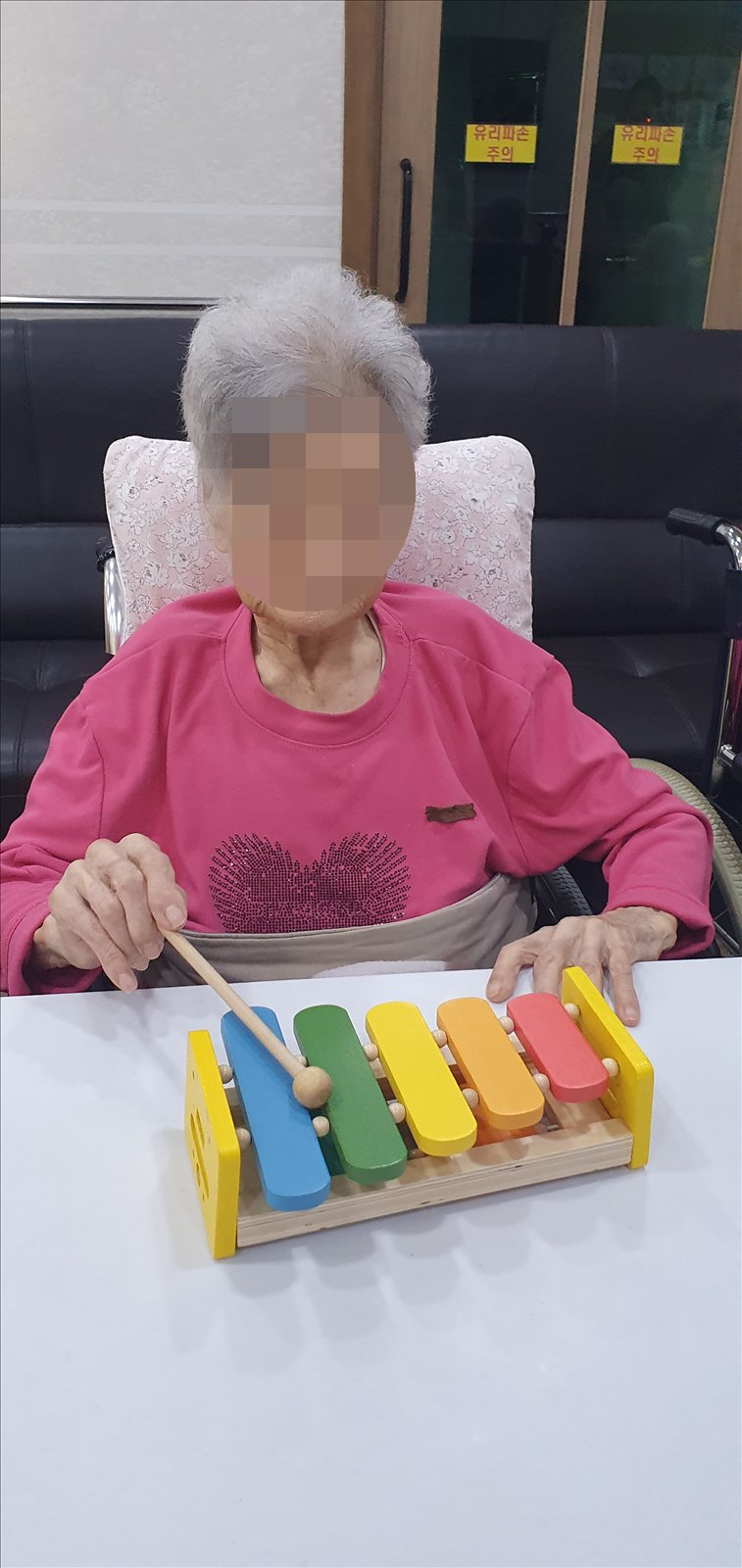 다섯 빛깔 실로폰을 연주하시는 어르신