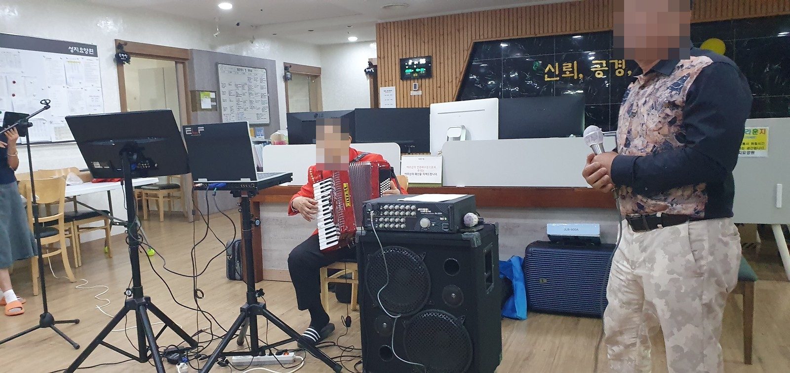 아코디언을 연주하는 스마일 연예봉사단 단원
