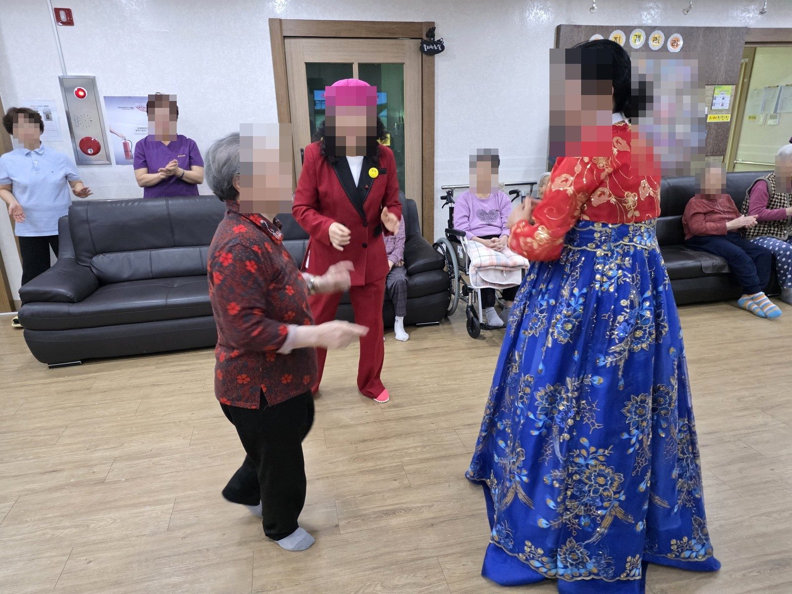봉사단 단원과 마주 보고 춤을 추는 성지요양원 어르신