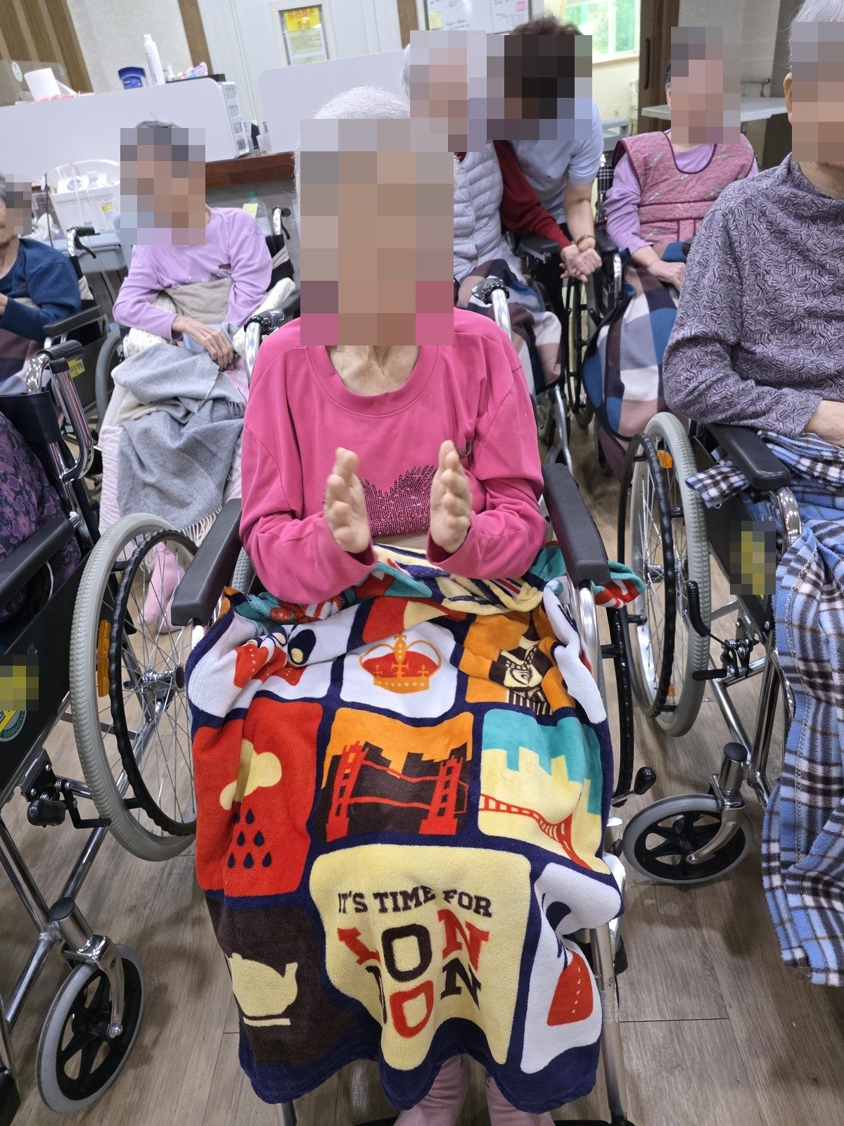 박수를 치며 공연을 즐기시는 성지요양원 어르신