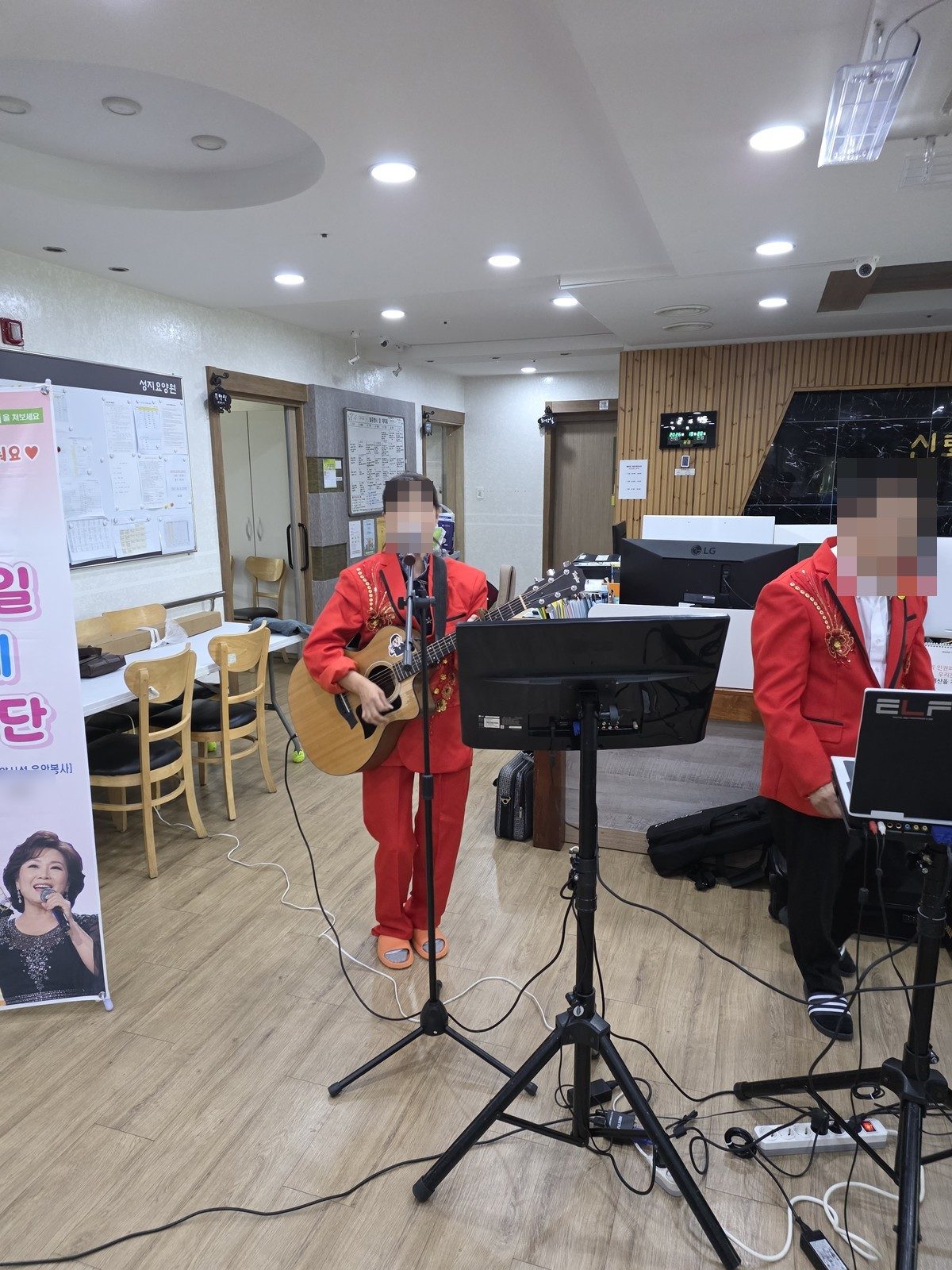 빨간 의상을 입고 기타를 연주하는 봉사단 단원